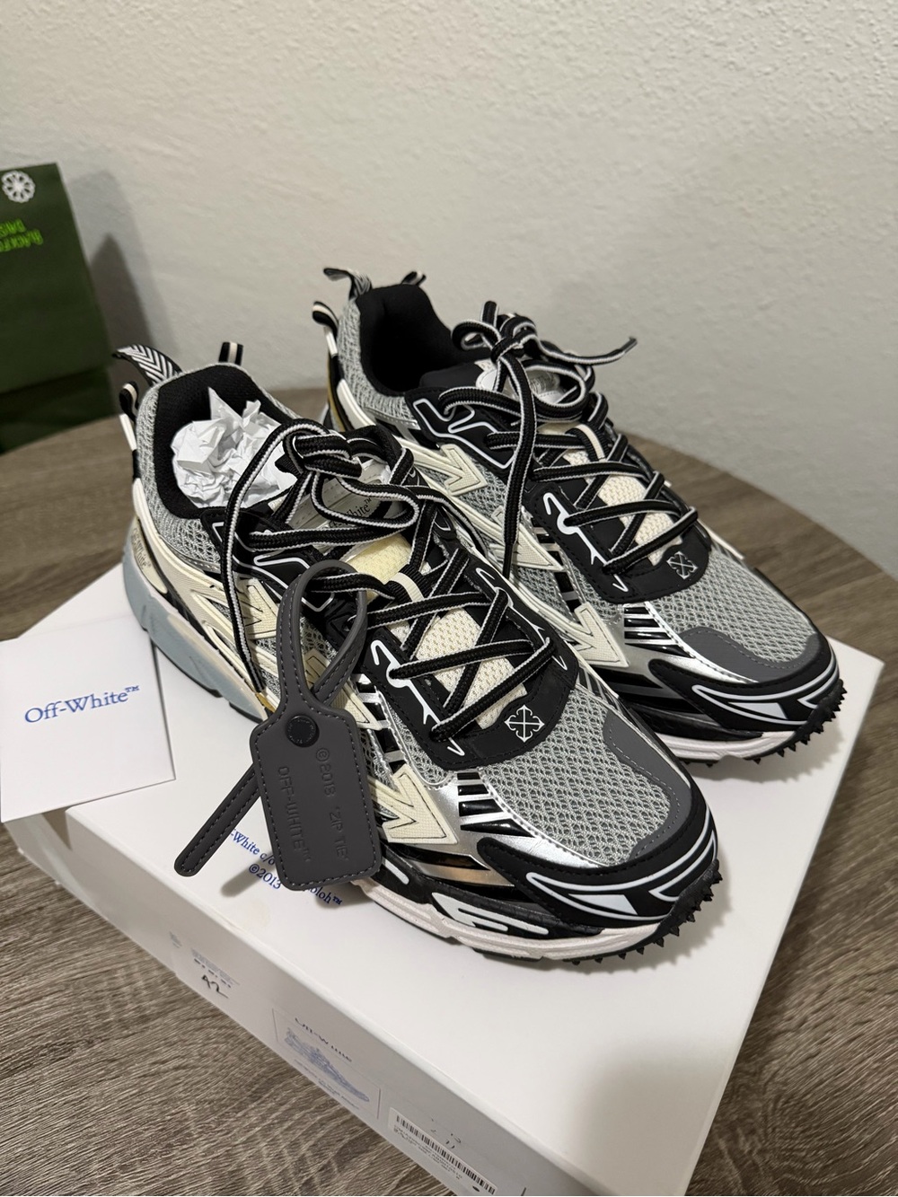 Off white - Picture 2 of 7